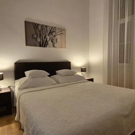 Rooms Tisa Old Town Guest house 3*