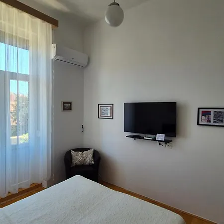 Rooms Tisa Old Town Guest house 3*